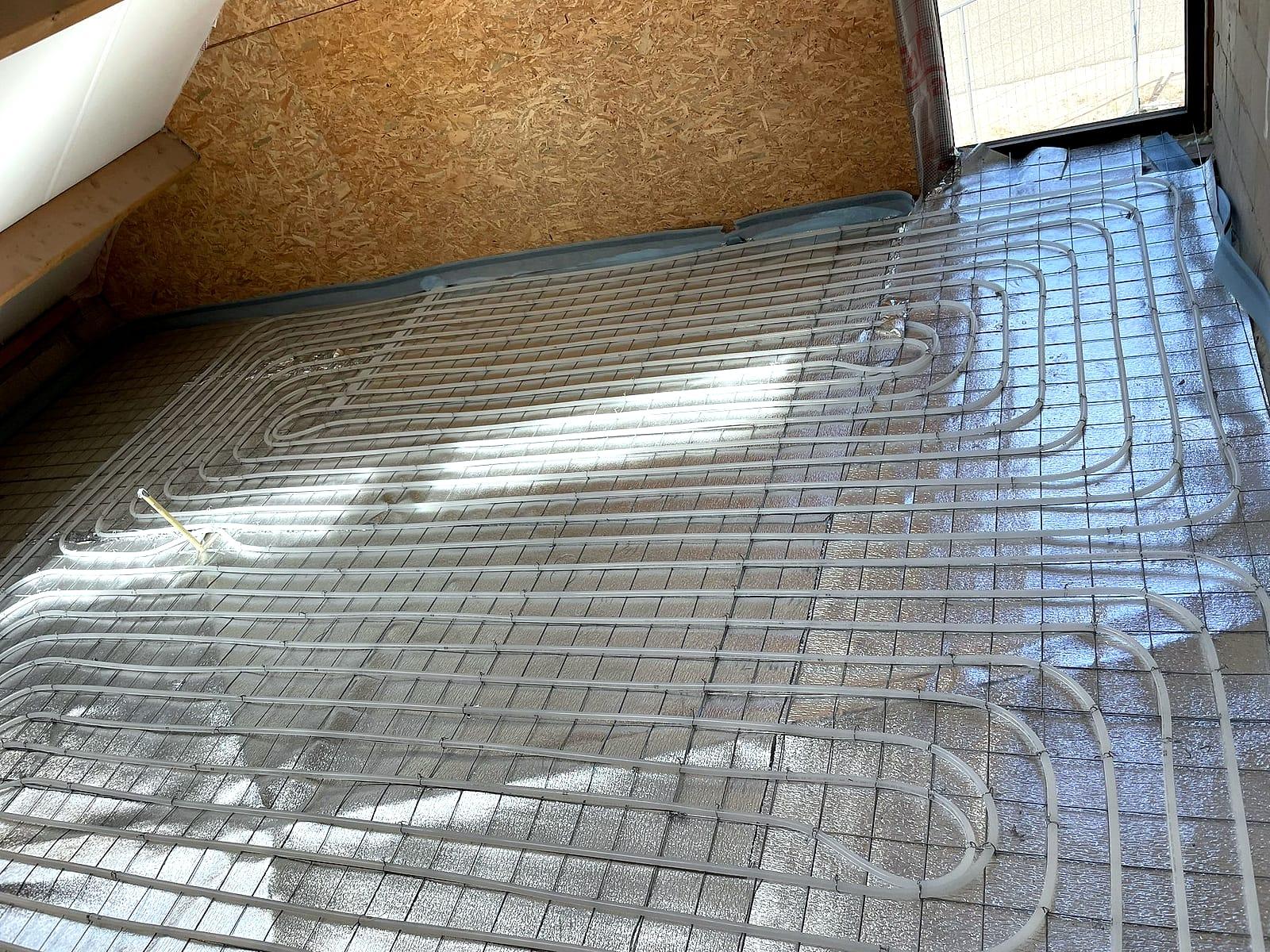 Vloerverwarming gebonden op netten, klaar voor de dekvloer