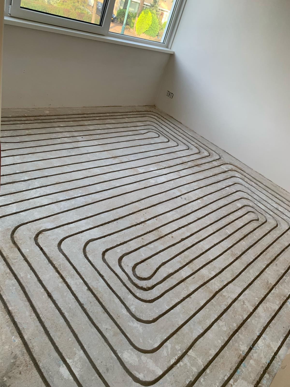 Gefreesde dekvloer, klaar voor de buizen